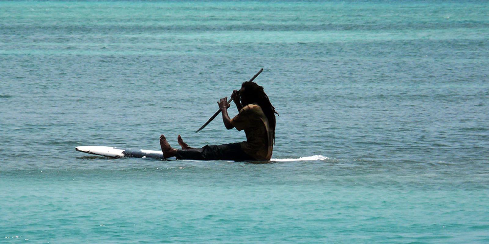 Kano varen in Belize met Bob Marley reisinspiratie Caye Caulker