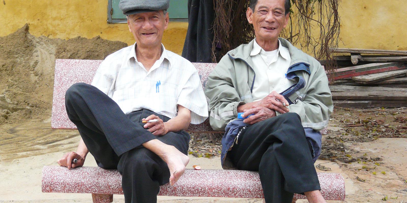Twee heren op een bankje in Hoi An, Vietnam