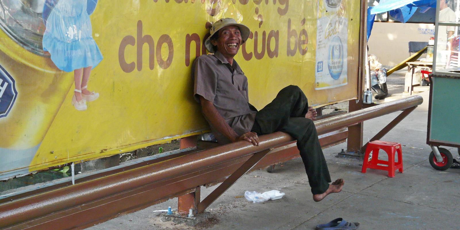 Een man op een bankje in Can Tho, Mekong Delta, Vietnam