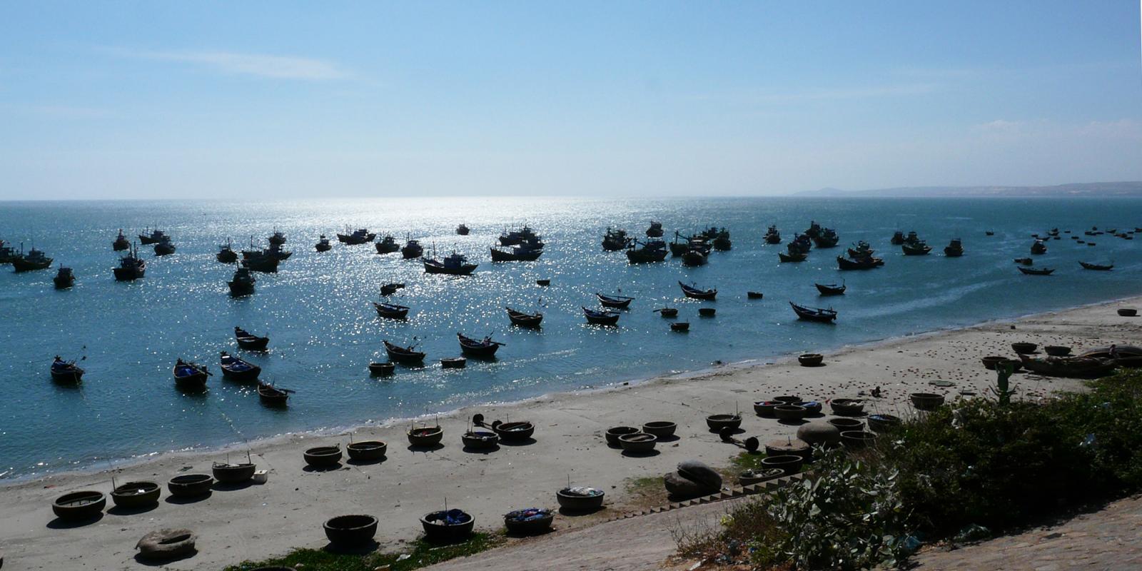 De kustlijn van Mui Né met vissersboten, Vietnam