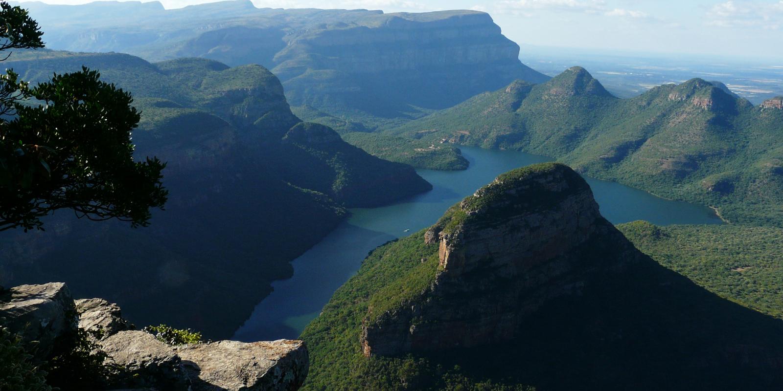 De Panoramaroute loopt langs de Blyde River Canyon en komt uit in Hazyview, vlakbij het Krugerpark.